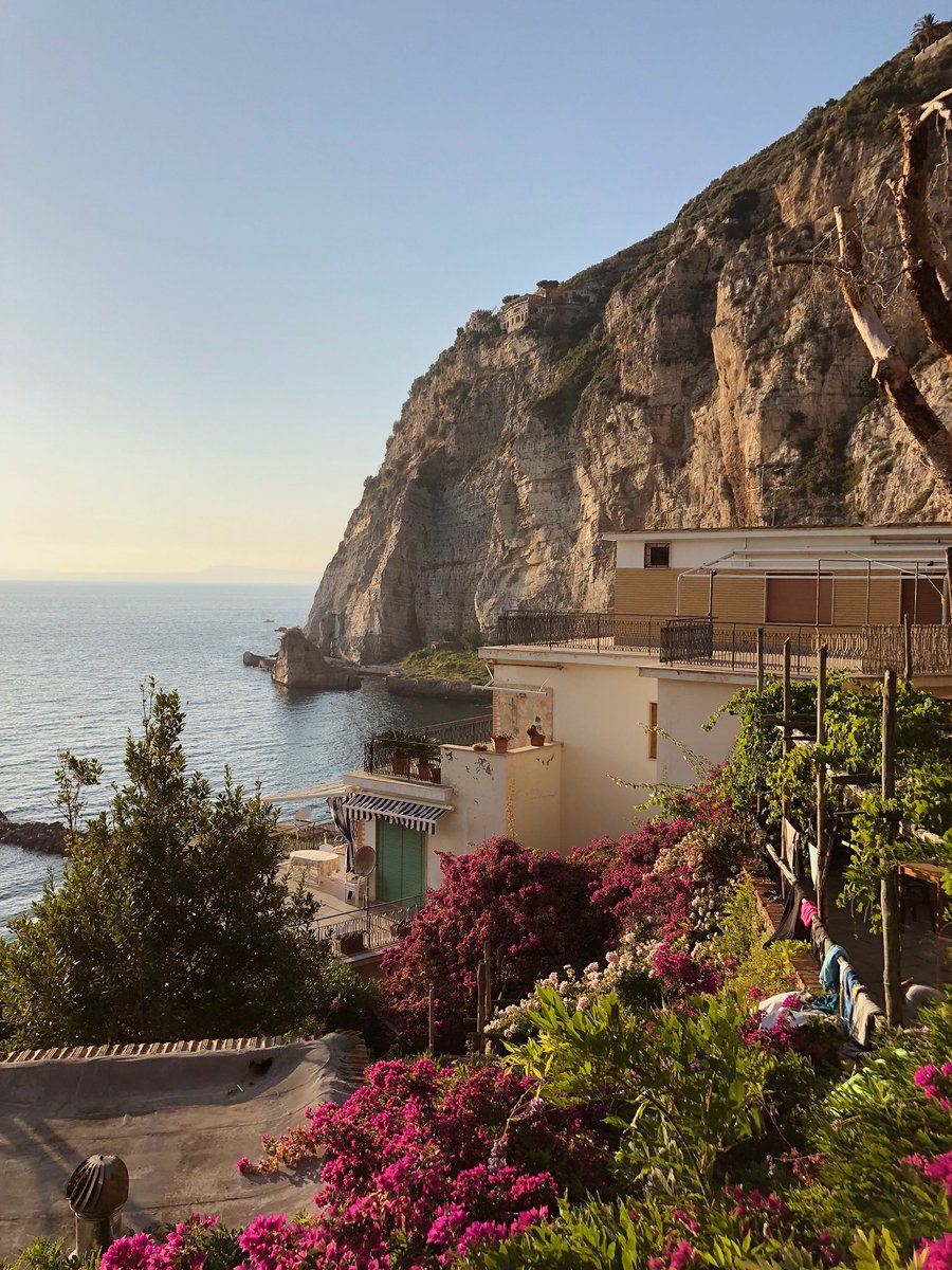michaela_fk's tweet photo. 7am and 7pm in Sorrento, Italy https://t.co/x2vWFJ85bu