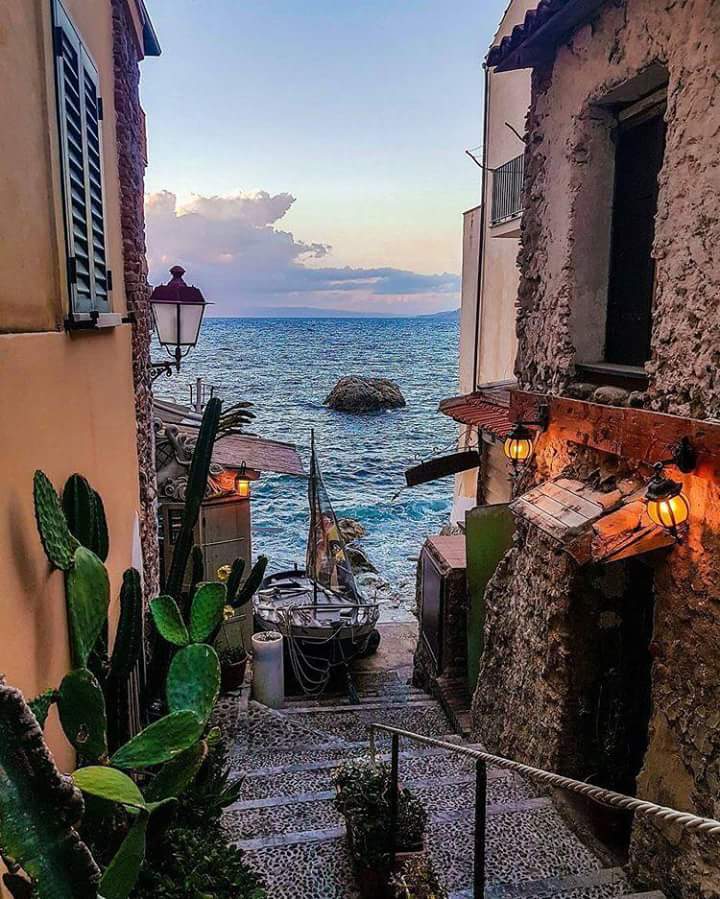 sergiodesiena's tweet photo. È la vita stessa che ci insegna cosa lasciar andare e cosa invece tenersi stretto ...

Buona Domenica ☀🌼

Chianalea di Scilla #Calabria https://t.co/mQUJz9lDxW