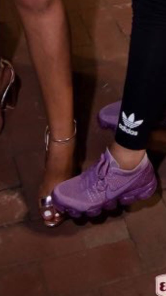 OwuDjPscyah's tweet image. She myt be your friend but she don’t like your shoes #kickgameonpoint