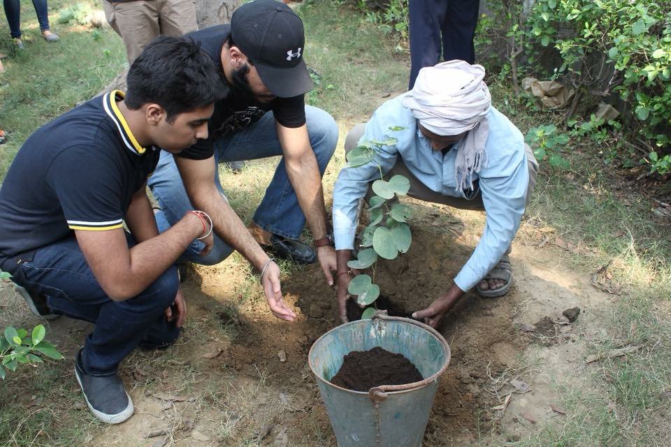 Enactus_sggscc's tweet photo. 90% of the population lives in places where air pollution exceeds safe limits. With smoke filling up our lungs and pollution clouding our sight, it is high time that we wake up to the urgency of the now.
Let's take a vow to help the earth and book a plant.
@narendramodi @enactus https://t.co/gbVsjpEuzM