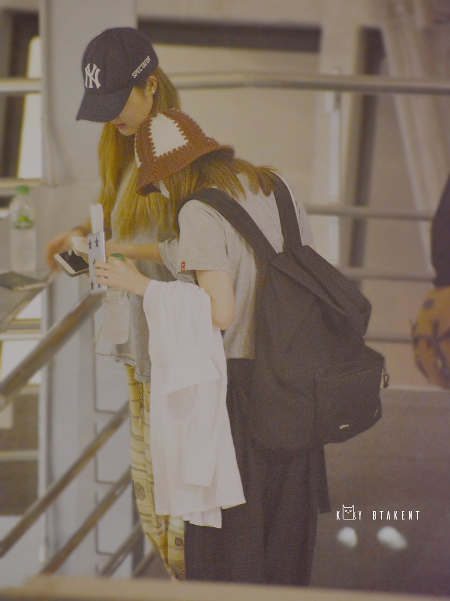 KoyBtakent's tweet photo. 180820 BKK 🛫ICN
It is a very cute picture. Thank you for look at us. 🙏😁❤ @krungy21
ชอบรูป set นี้มาก เป็น set ที่น่ารักและดูอุบอุ่น 😁👭
#Sawasdeekadara #sandara #2ne1 #DARA https://t.co/KAYaTezytt