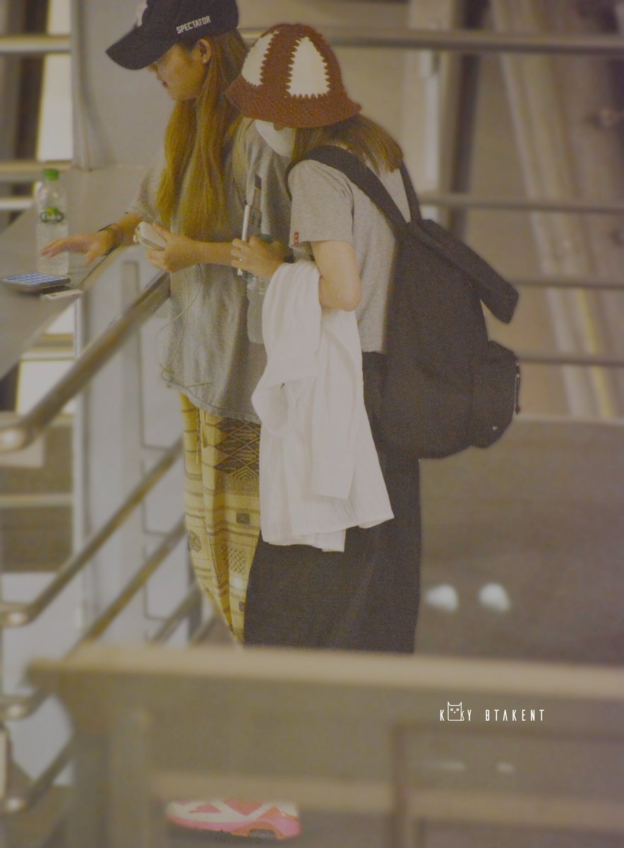 KoyBtakent's tweet photo. 180820 BKK 🛫ICN
It is a very cute picture. Thank you for look at us. 🙏😁❤ @krungy21
ชอบรูป set นี้มาก เป็น set ที่น่ารักและดูอุบอุ่น 😁👭
#Sawasdeekadara #sandara #2ne1 #DARA https://t.co/KAYaTezytt