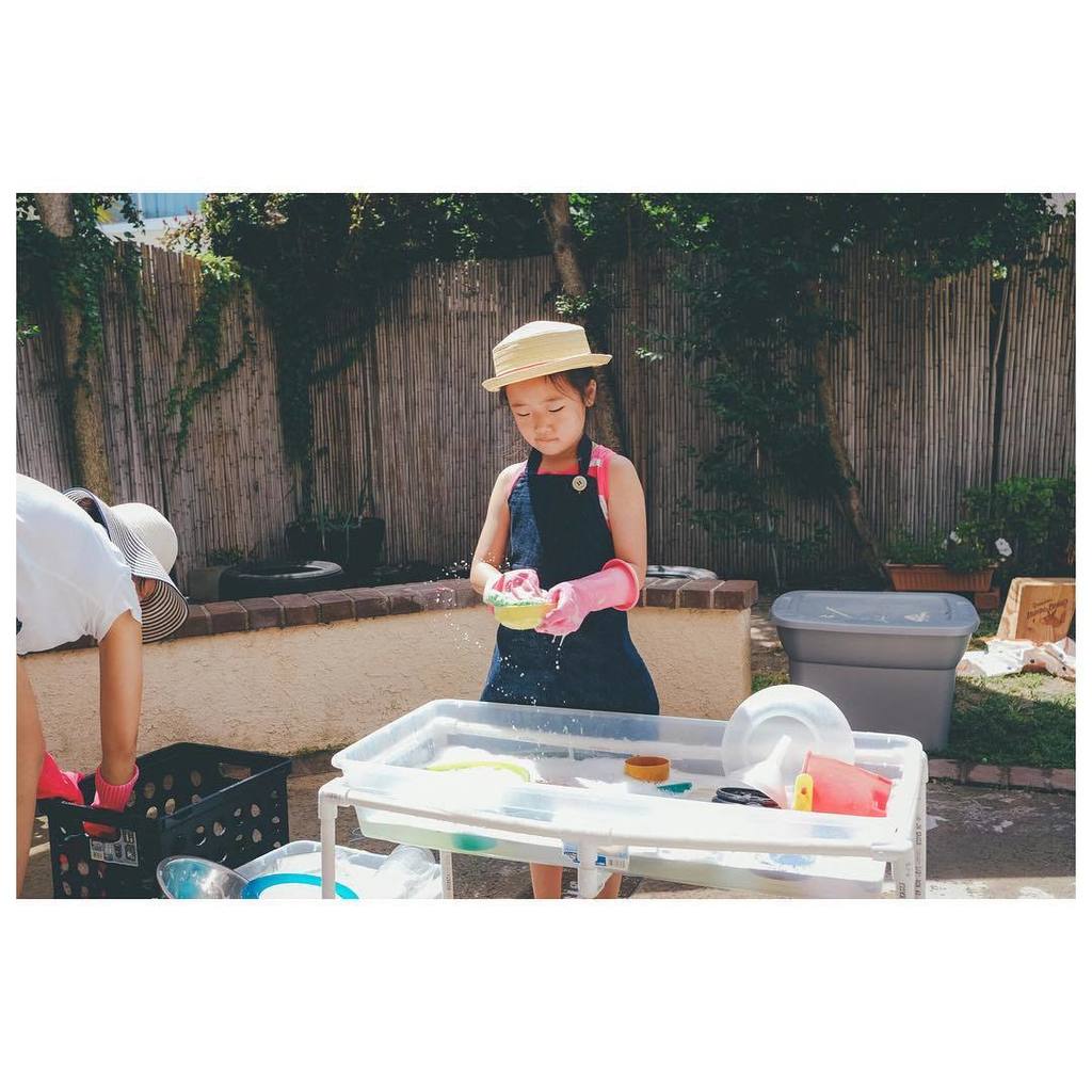 cameraman2k's tweet photo. 토요일 오후 동생들 낮잠자는 동안 엄마 도와서 장난감들 설거지하는 큰딸 #noelleklee #큰딸 #greatoakschristian https://t.co/gI1yaQW8kd https://t.co/ZnGu0IaH7l
