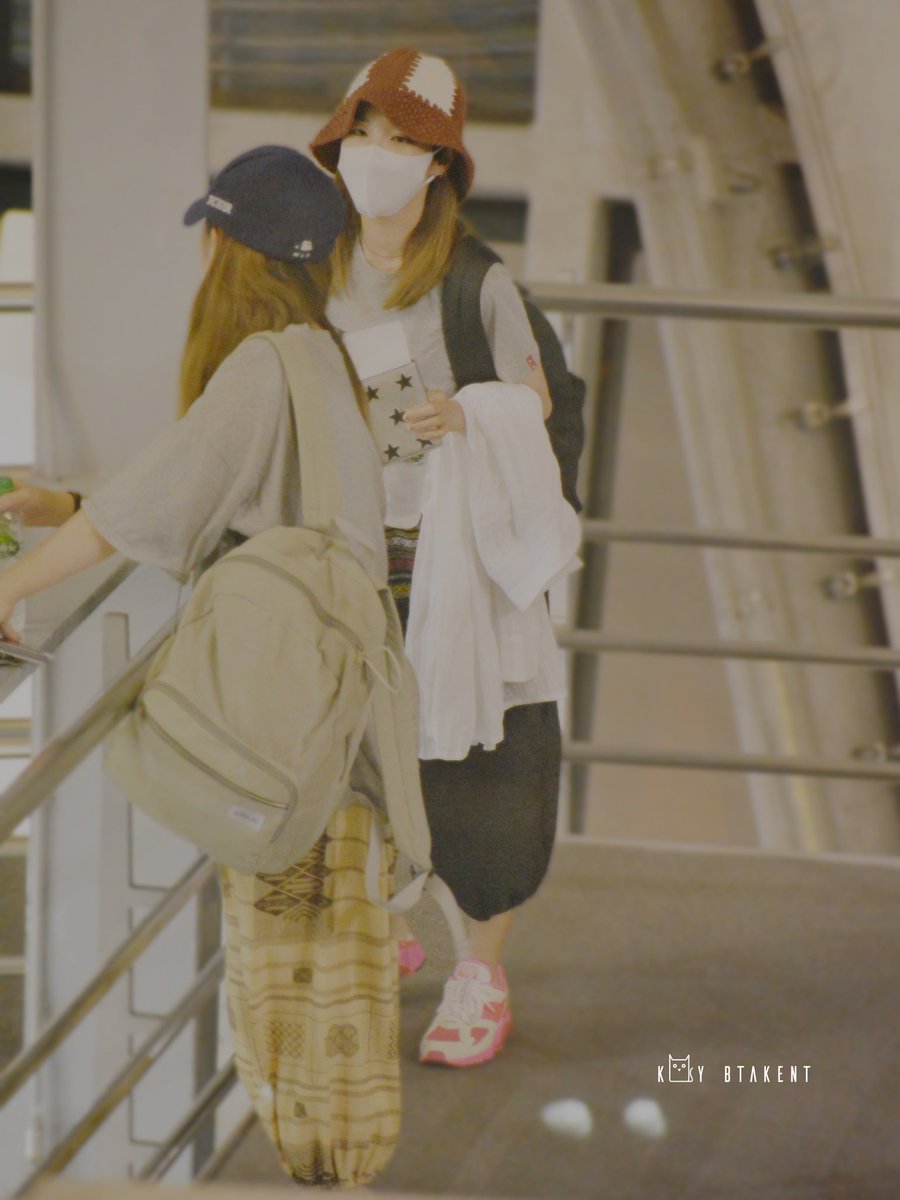 KoyBtakent's tweet photo. 180820 BKK 🛫ICN
It is a very cute picture. Thank you for look at us. 🙏😁❤ @krungy21
ชอบรูป set นี้มาก เป็น set ที่น่ารักและดูอุบอุ่น 😁👭
#Sawasdeekadara #sandara #2ne1 #DARA https://t.co/KAYaTezytt