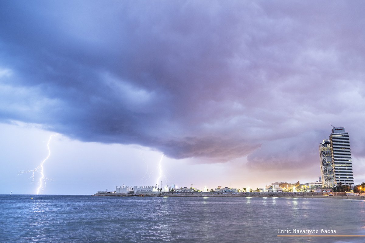 Despertar fabulós aquest matí davant de Barcelona.
Tempesta prevista a l'hora exacte amb llamps molt fotogèncis i potents.
#324eltemps #LightningStrikes