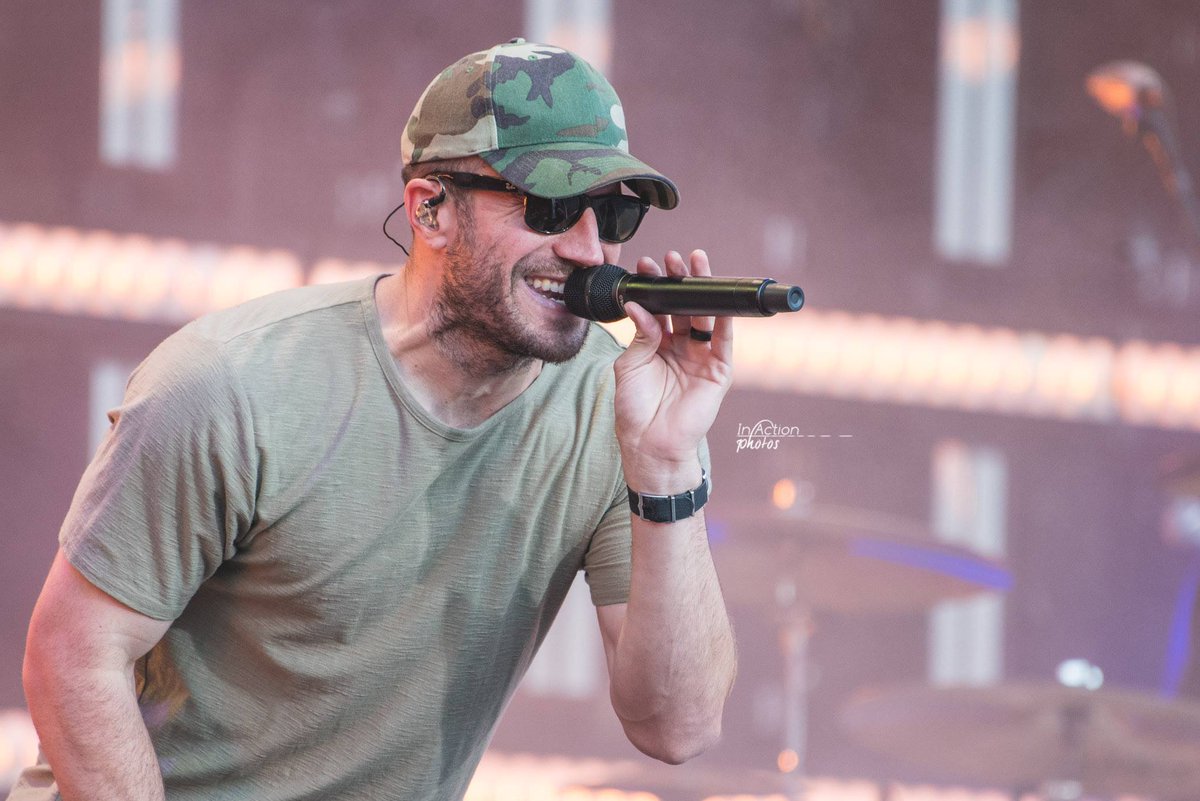 The crowd is loving <a href="/SamHuntMusic/">Sam Hunt</a> tonight at Target Field! 

📸: <a href="/InActionPhotos/">In Action Photos</a>