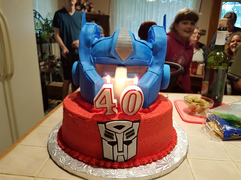 oberonprime's tweet photo. OMG! #LuckiestBoy #40HasItsBenefits #Transformers https://t.co/WxCiRIJc7T