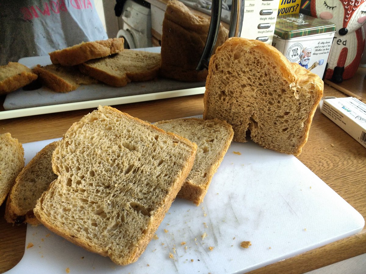theviewingfoot's tweet image. New loaf. Half cheddar and sun-dried tomato half Khorasan. Tastes fab #breadmaking #breadmakers