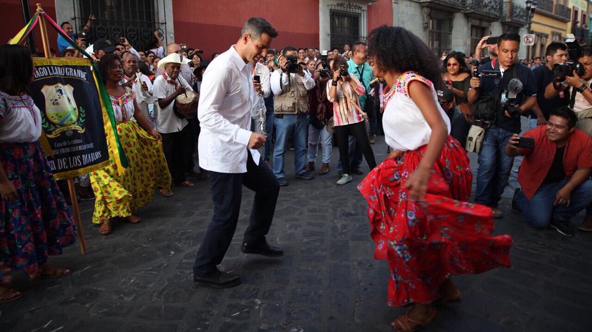 Oaxaca es fiesta, música, color y hermandad. Así vivimos el primer Desfile de Delegaciones que participarán en la #Guelaguetza2018, con sus bailes, sones y jarabes, cautivaron los corazones de los miles de oaxaqueños y turistas que nos dimos cita en el Centro Histórico.
