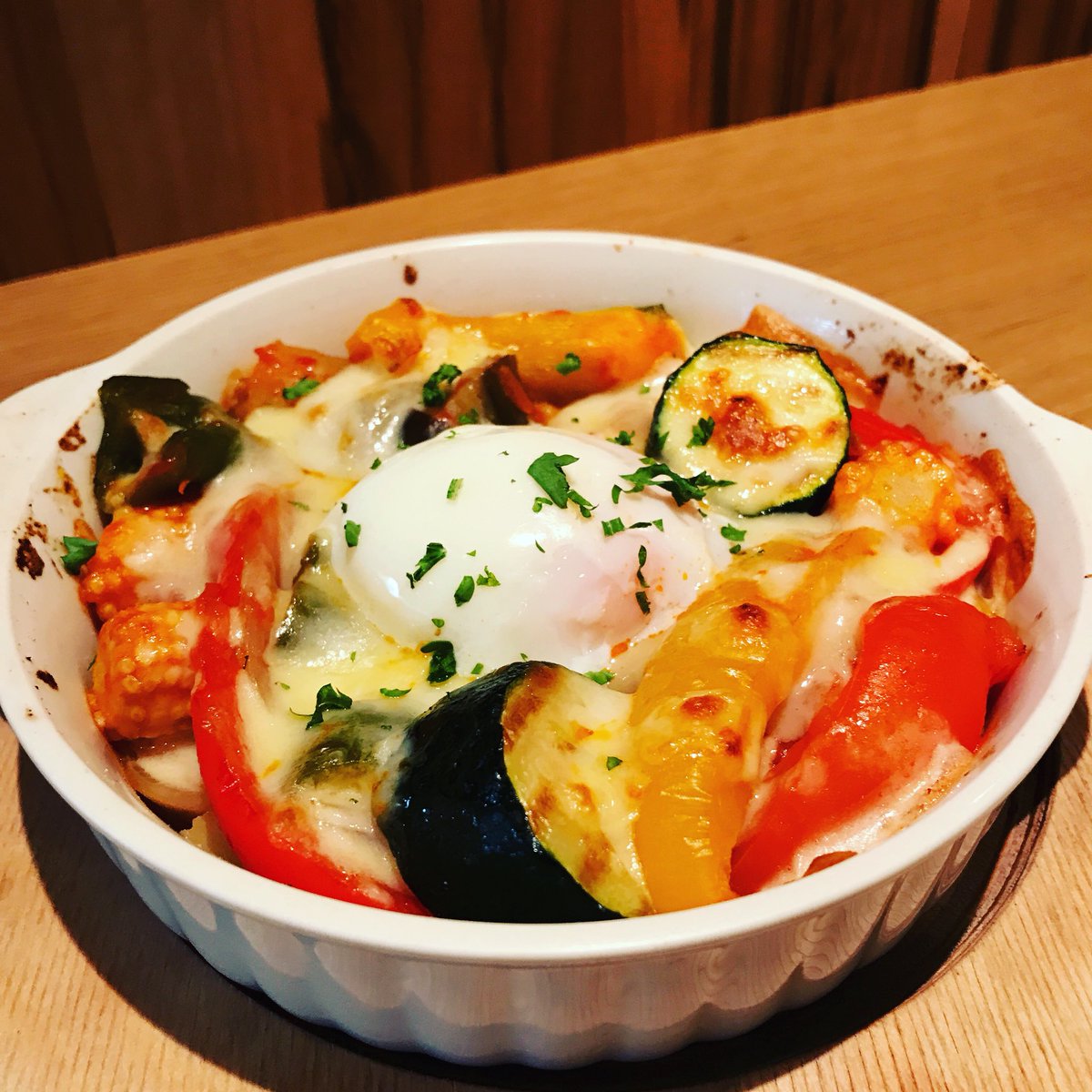 everythingsalad's tweet photo. 猛暑には熱いもの？
今朝のワイドショーでの情報。エアコン冷えの反動で鍋が好調らしい。当店ではグラタンがおすすめ。『夏野菜のラタトゥイユととろ〜り卵のグラタン』、ズッキーニ、ヤングコーン、パプリカなどアツアツをお召し上がり下さい！ https://t.co/eQQOsR9eBo