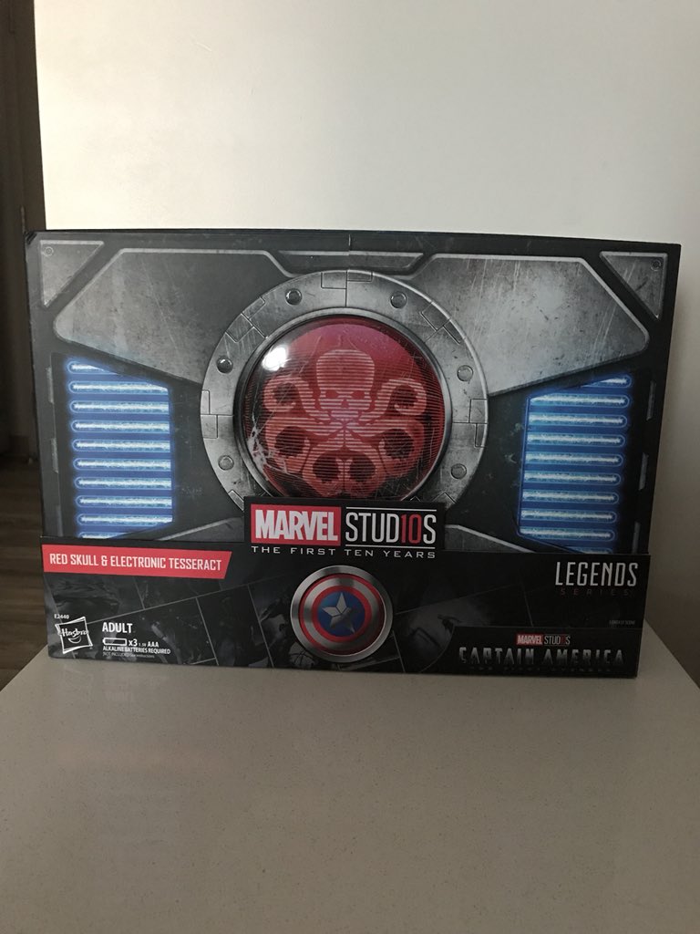 acxiomsong's tweet photo. Hasbro Red Skull & Electronic Tesseract: anyone interested? Reply @acxiomsong if you’re serious about buying. #sdcc2018 #marvel #hasbro #redskull #captainerica #sdcc2018exclusive https://t.co/18fWeBOZUl