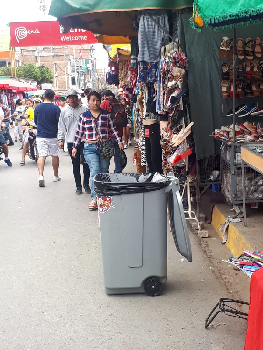GaloCardenas3's tweet photo. #COMINFORMA|21/07/2018/14H30/
MDI-HUAQUILLAS recibió de la ASOC COMERCIANTES MIN VITRINEROS, dos depósitos de basura, fueron entregados a la Asoc. Comer. Minoristas Asocertrdeh y ubicados en el sector del Puente Internacional @Lenin @MinInteriorEc @PaulGranda @RosaLuzLM https://t.co/dib0tQ0f2C