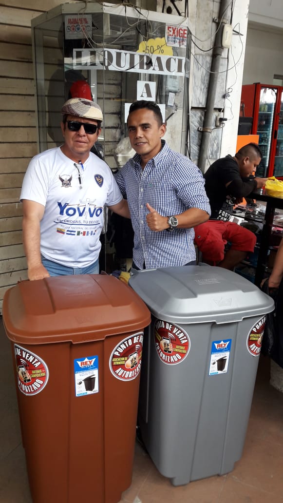 GaloCardenas3's tweet photo. #COMINFORMA|21/07/2018/14H30/
MDI-HUAQUILLAS recibió de la ASOC COMERCIANTES MIN VITRINEROS, dos depósitos de basura, fueron entregados a la Asoc. Comer. Minoristas Asocertrdeh y ubicados en el sector del Puente Internacional @Lenin @MinInteriorEc @PaulGranda @RosaLuzLM https://t.co/dib0tQ0f2C