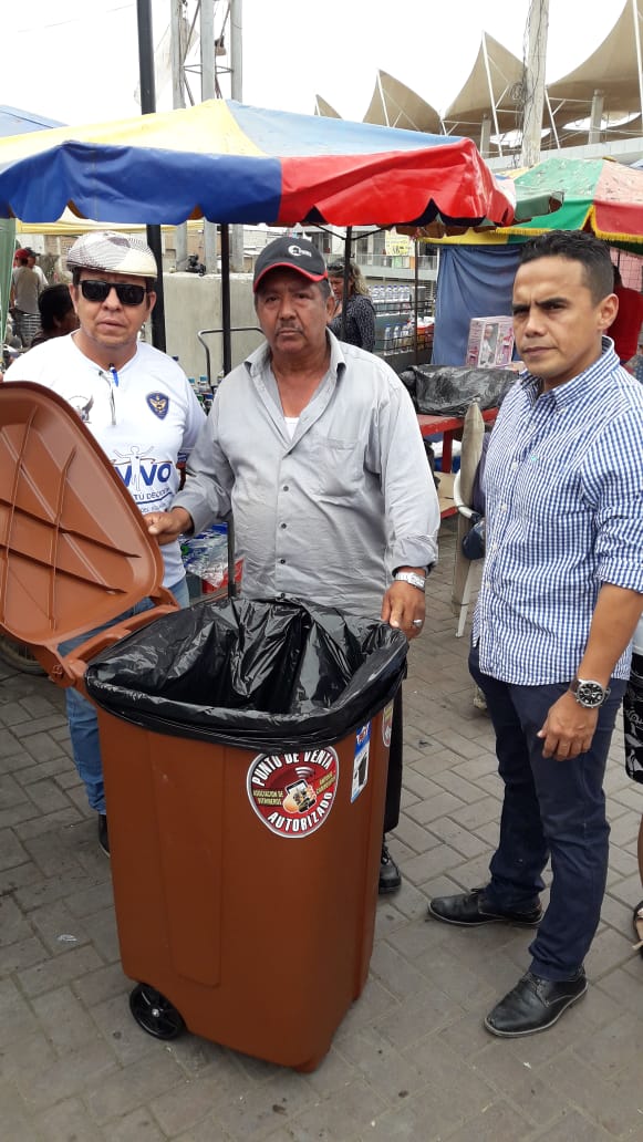 GaloCardenas3's tweet photo. #COMINFORMA|21/07/2018/14H30/
MDI-HUAQUILLAS recibió de la ASOC COMERCIANTES MIN VITRINEROS, dos depósitos de basura, fueron entregados a la Asoc. Comer. Minoristas Asocertrdeh y ubicados en el sector del Puente Internacional @Lenin @MinInteriorEc @PaulGranda @RosaLuzLM https://t.co/dib0tQ0f2C