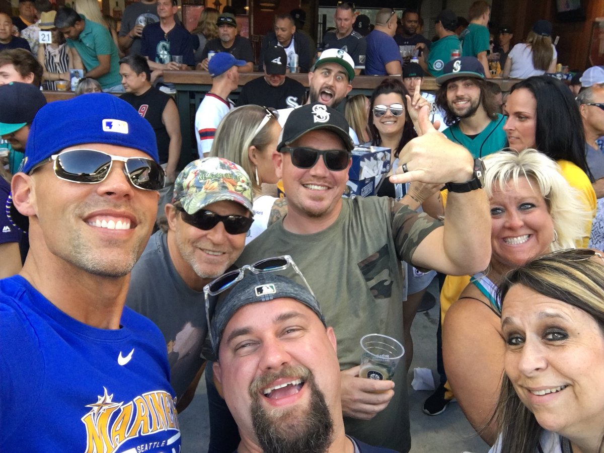 bfett12's tweet photo. #gordonbobble night with the #birthdayboy!!! Happy Birthday, #EasyE!!! #GoMs #truetotheblue #whereIroot #happybirthday https://t.co/ufdfeC7v5A