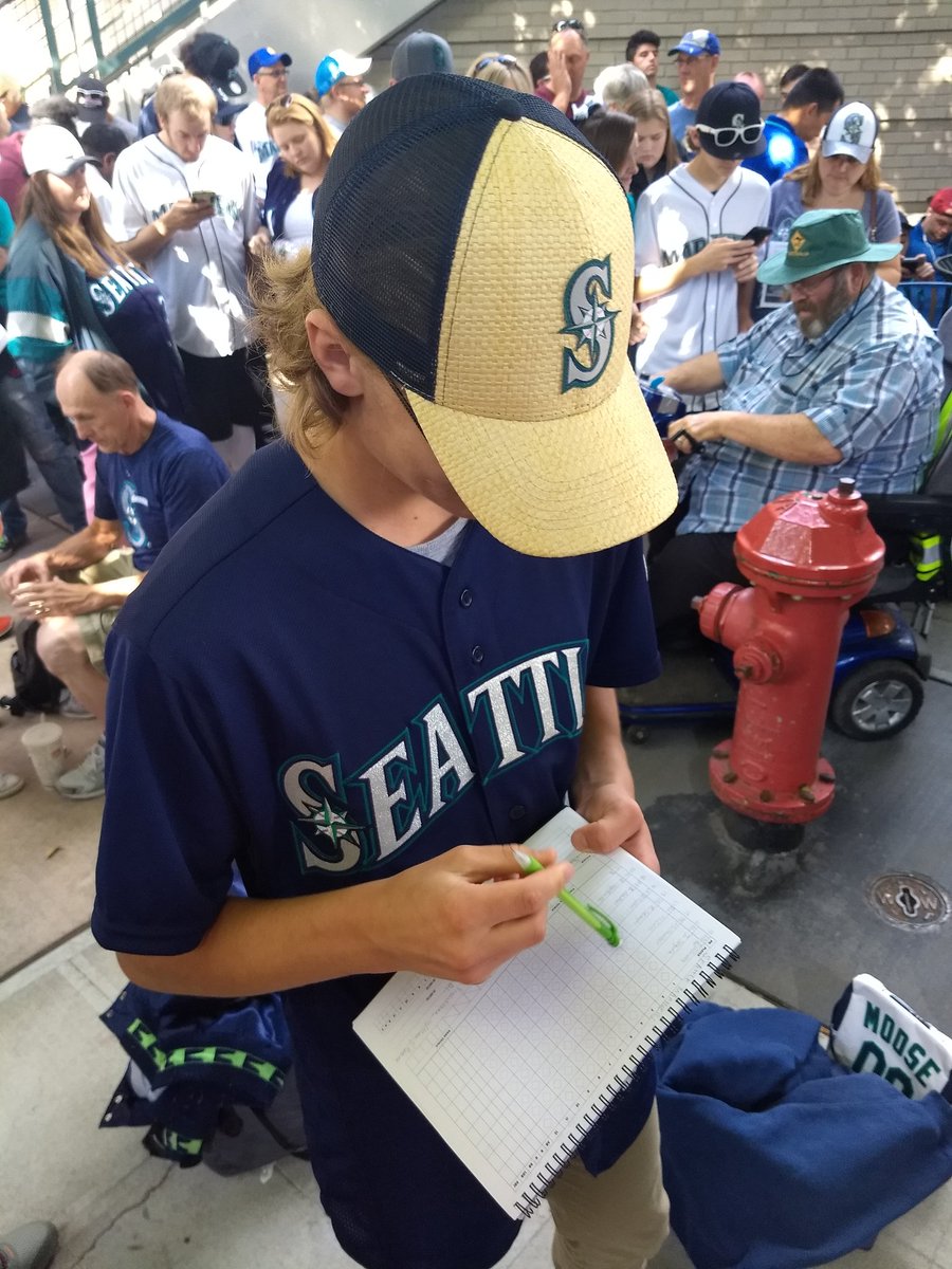 arterialturns's tweet photo. Here to get that Gordon bobblehead and witness regreso del Rey.
#HappyFélixDay #TrueToTheBlue #WhereIRoot #GoMariners #GordonBobble https://t.co/q5hWwU3W0r