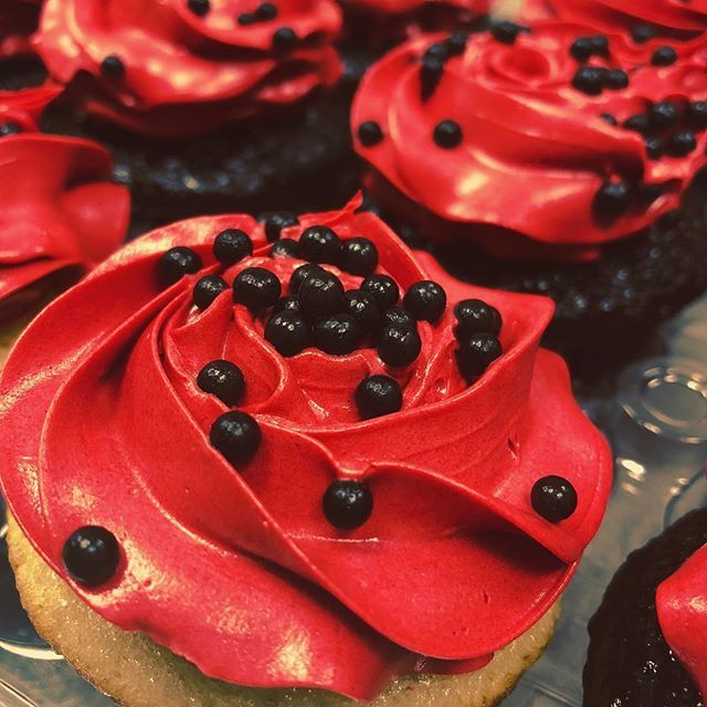 CakeRoyaleCakes's tweet photo. #customcupcakes #buttercream #redcupcakes #dragees #cakeroyale #streetsville #mississauga #saugaeats #mississaugaeats🔥 https://t.co/AEDVcxV0B3 https://t.co/3oua5F2lHU