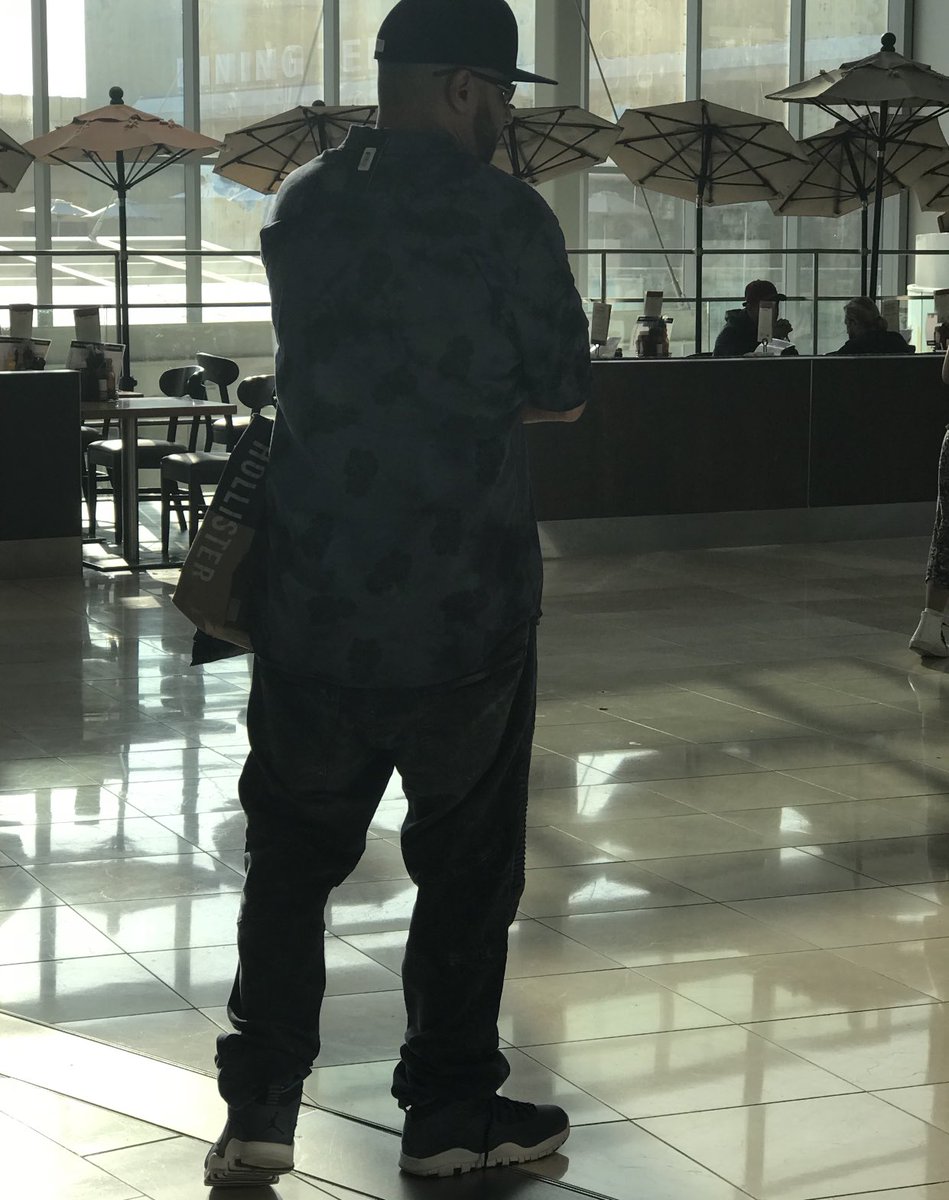 KjTalyn's tweet image. LADIES BE CAREFUL. I was at galleria mall with my little cousin, sister, and a friend and a worker had to tell us this guy was following us the whole time we were there. She said he’s there all the time carrying the same bags (lids and hollister) acting sketch and following ppl.