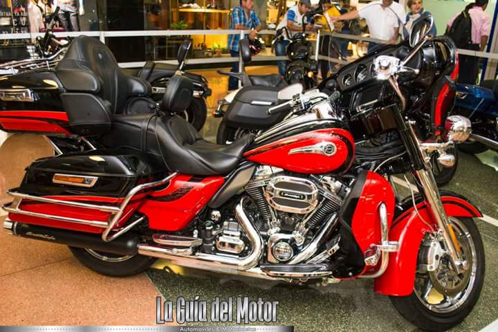guiadelmotorco's tweet photo. La legendaria Harley Davidson se mostró en el #TopAutoShowUni @Unicentro_Med #Motos #AutoShow2018 #Medellin #Colombia #Autos  #21Julio https://t.co/N6bttEKobL