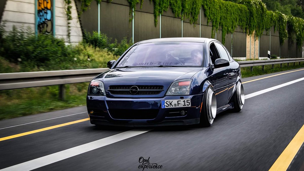 ExperienceOpel's tweet photo. #opel #vectra #rolling #autobahn #airride #messerwheels #owla #opelexperience https://t.co/psD4TjWyum