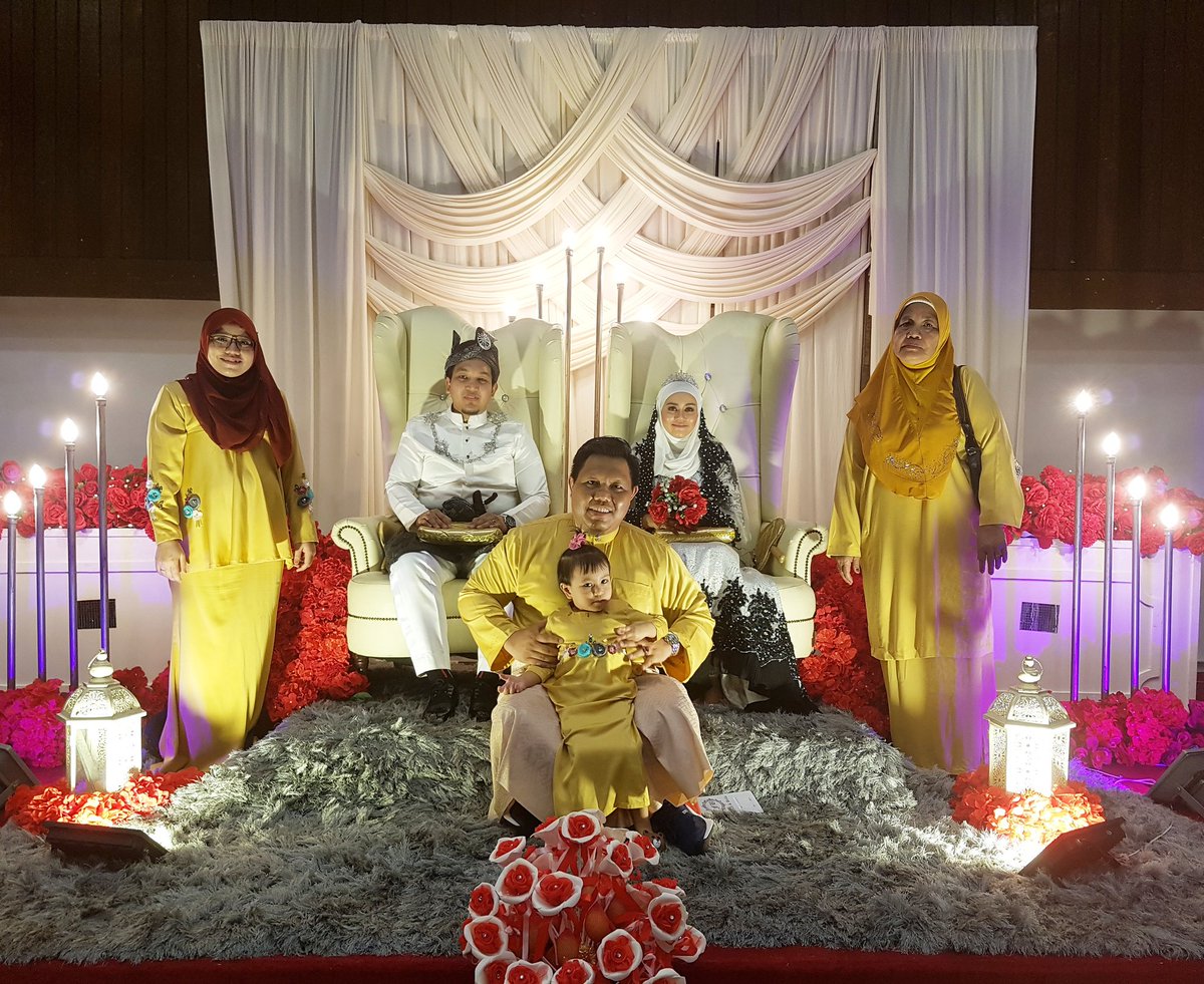 Fikri_11's tweet photo. Family portrait..
#FuadBellaWedding 
#210718
#barakallah
#indahnyahidupini 
#Allahkanada 
#pictureoftheday https://t.co/DpvtBPswak