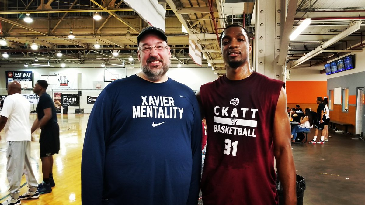 iamdvorsky's tweet photo. Ducks and Tigers can get along! 6 ft 7 Oregon small forward Mikyle Macintosh was kind enough to pause for a moment between MCUP games to take a photo with Coach KD. An amazing talent and is really nice too! #mcup #hoopdome @AthleticsXavier #fxbasketball https://t.co/deyWZGbt5U