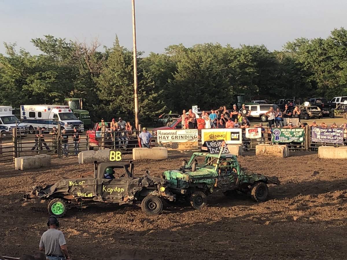KeriCollison's tweet photo. This. Love watching the demo! #smashemup #hometown #doesitgetanybetter https://t.co/XQwgvZrCTw