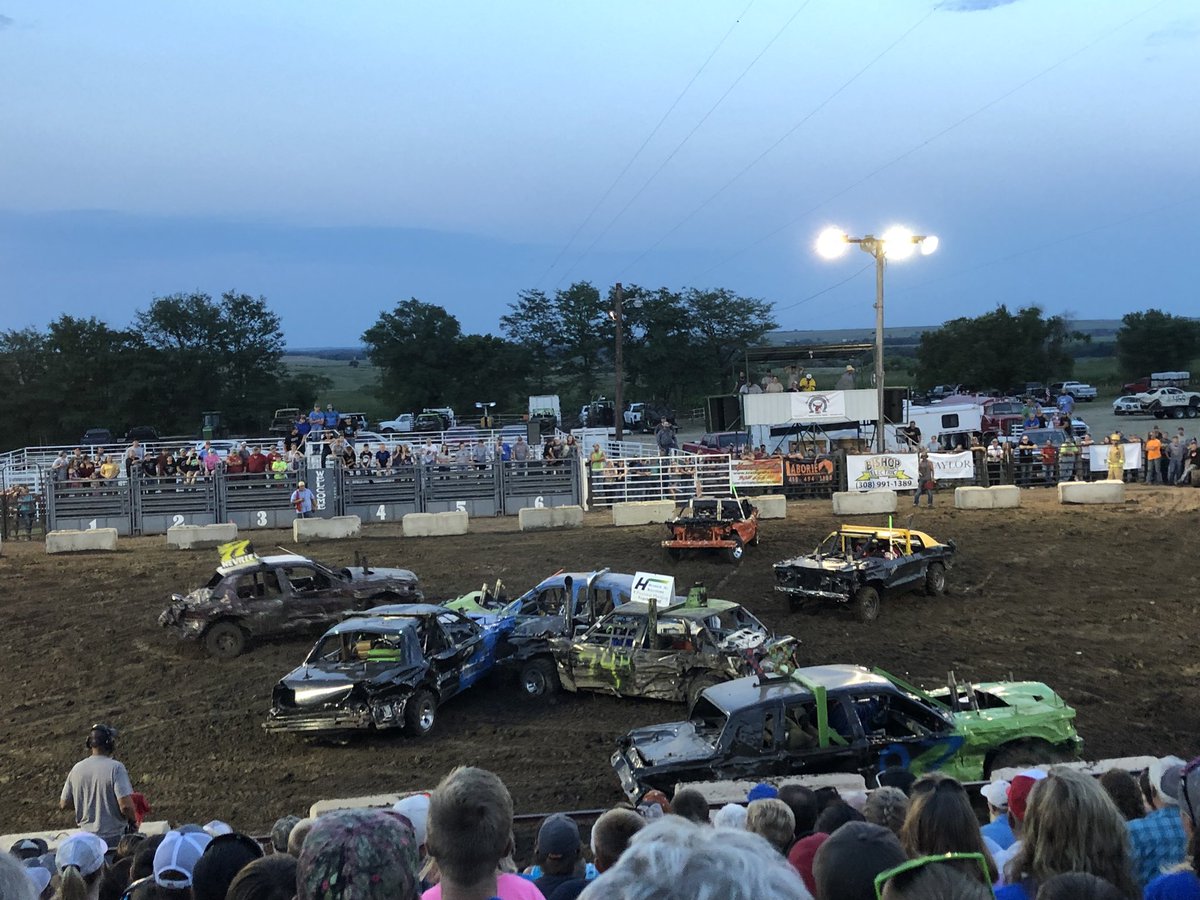 KeriCollison's tweet photo. This. Love watching the demo! #smashemup #hometown #doesitgetanybetter https://t.co/XQwgvZrCTw