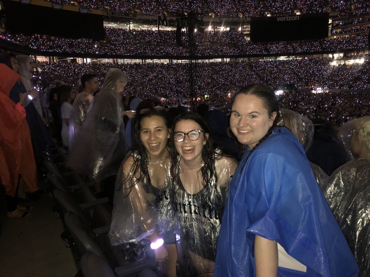 lNSUBURBlA's tweet photo. LITERALLY ONE OF THE BEST SHOWS I’VE EVER GONE TO #REPTOUREASTRUTHERFORD https://t.co/MSE7eTeN4j
