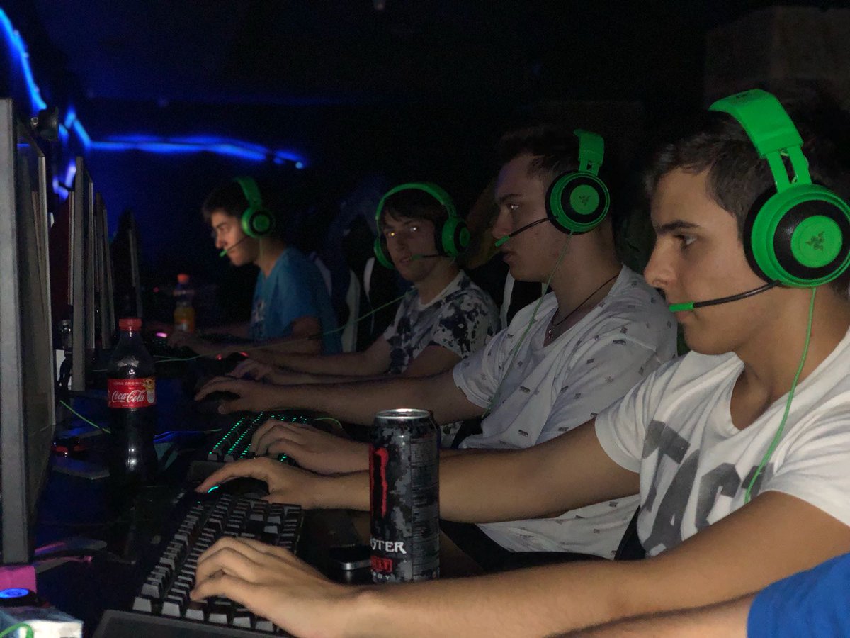 gamerdebilbao's tweet photo. Son las 06:00 de la mañana pero aquí seguimos!!! #nonstop #bilbaogaming #adarlotodo https://t.co/zRw5HXQL0m