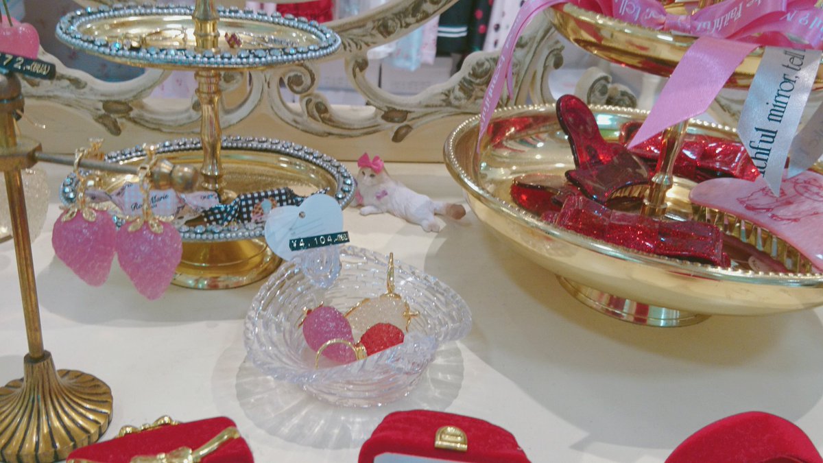 yume_314's tweet photo. RoseMarie seoirで隠れた「Mary’s Favorite Cat」を発見 (🎀 *´꒳`ฅ)✧.◦*
#ローズマリーソワール #fancypets #見つかったにゃう https://t.co/bWZPqTNKLs