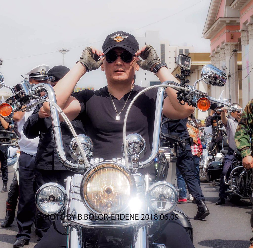 Ширээ шааж байгаад л ажлаа авсан энэ маань аядуу зөөлөн хүн болоо юу даа..?