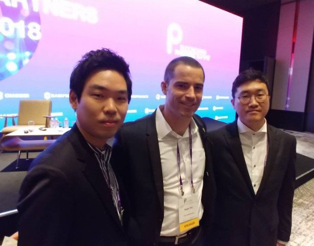 POPCHAIN_Global's tweet photo. The #POPCHAIN Team met with @rogerkver and talked #blockchain and #bitcoin at the #BlockchainPartnersSummit! https://t.co/WaxEI0deo0