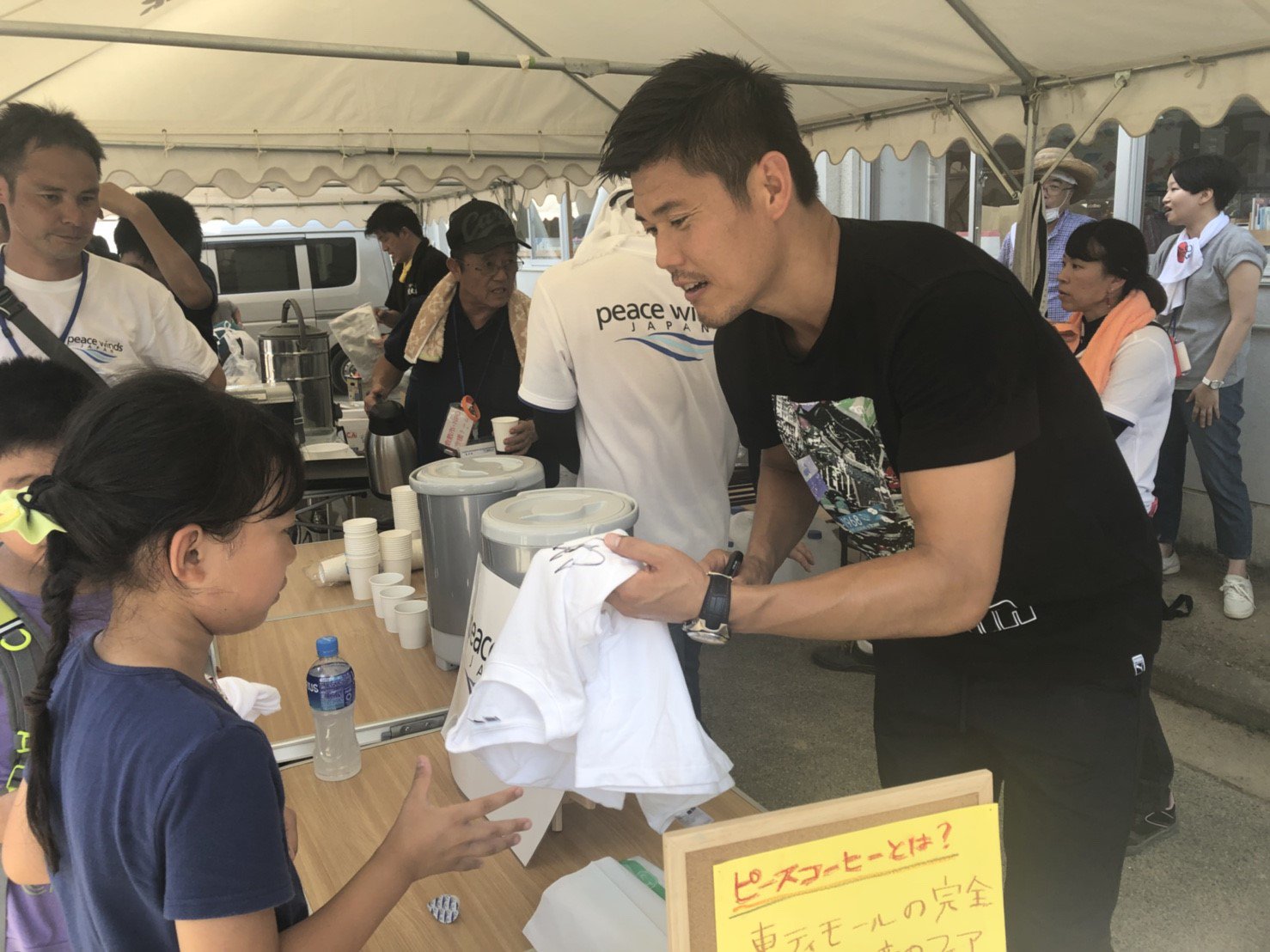 ピースウィンズ ジャパン 真備 川島永嗣 ピースウィンズ ジャパン 昨日薗小学校避難所に来てくれた川島 選手 飾らない優しい人でした 子供たちは大喜び T Co Nf4duhmpaq Twitter