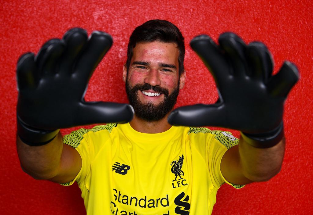 HussainPappu's tweet photo. 🧤 Top 5 Most Expensive Goalkeepers Ever:
🇧🇷 @AlissonBecker: £66m
🇧🇷 @EdersonMoraes93: £35m
🇮🇹 @GianluigiBuffon: £33m
🏴 @JPickford1: £27m
🇮🇹 @Meret_Alex: £19.6m
#22July2018.
#goal
#LFC
#ManCity
#PSG_inside
#dailystarnews https://t.co/5pIXura4fG
