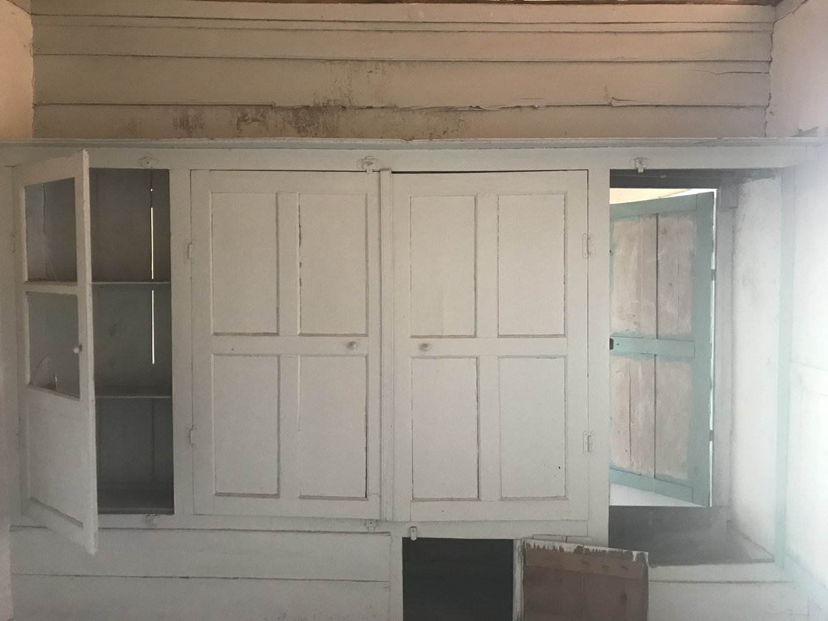 Seda_Ozen's tweet photo. Bergama’da restoratör mimar arkadaşım Jose Manuel Garcia Torres’in ( @DepoPergamon ) sahip çıkarak tescil ettirdiği, koruduğu, sade ancak ilginç, “hayatlı Türk evi”. Dolap sistemi içerisindeki Gusülhanesi, çift yönden kapı ile iki odadan da kullanılabilecek şekilde tasarlanmış. https://t.co/zlQTwyG1E7