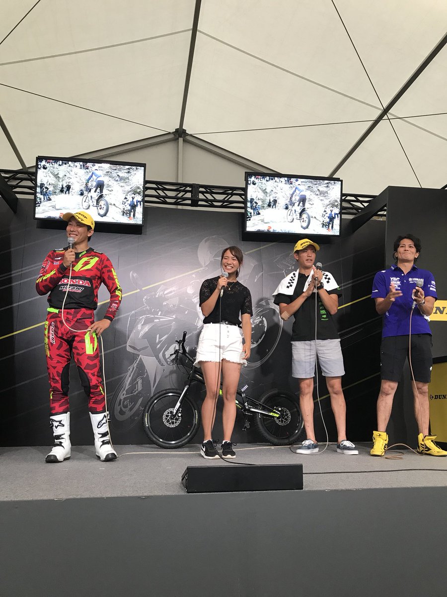 manak0706's tweet photo. こんなレース結果ですが…今年も鈴鹿8耐にてMXING様のフリーペーパー配布のお手伝いをします！場所など詳しいことは明日ツイートします！
配ってるときの写真見つからないので…去年飛び入り参加した、憧れの御三方とのトークショーの写真を！嬉しすぎてずっとにやけてた🙈
#鈴鹿8耐 #MXING https://t.co/PCEARNUFn5