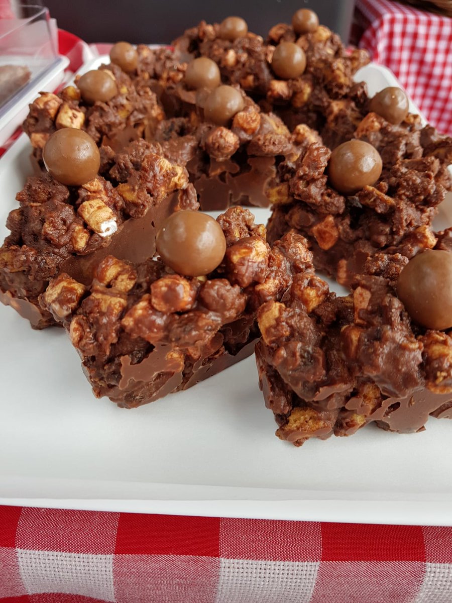 LawlessCakes's tweet photo. Final day at @lockkeybeercon and it's family day which means rocky road! Beer and cake, what could be better! https://t.co/OAYLbtOZDO