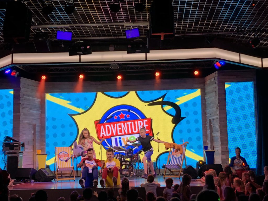 CarlyGarrett20's tweet photo. Fab family entertainment with @haven #AdventureLive hosts!!! Can’t stop laughing!! #DevonCliffs https://t.co/zz2HmFMbfk