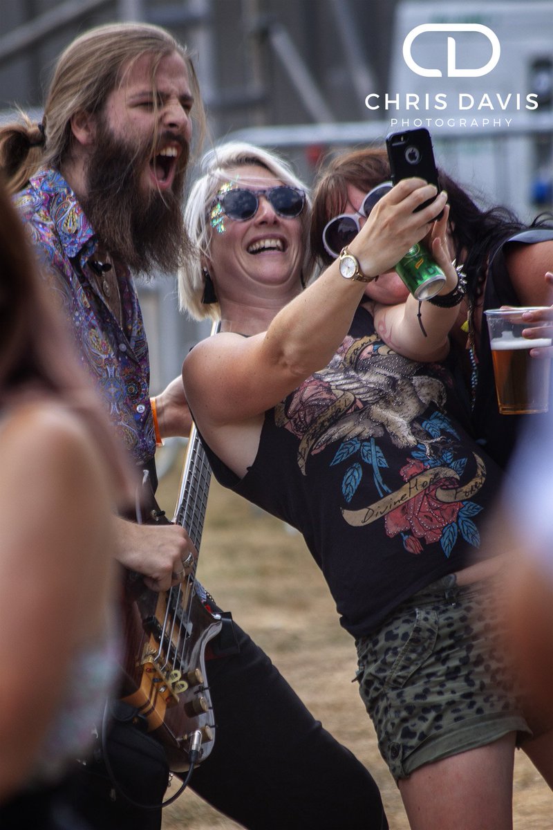 ChrisDavisUK's tweet photo. @dont4getrupert performing on the @Confetti_ICT stage at @splendourfest #Splendour2018 #10YearsOfSplendour #BandinTheCrowd #BandSelfie #BassistGoneRogue https://t.co/f2bIPyp2Qh