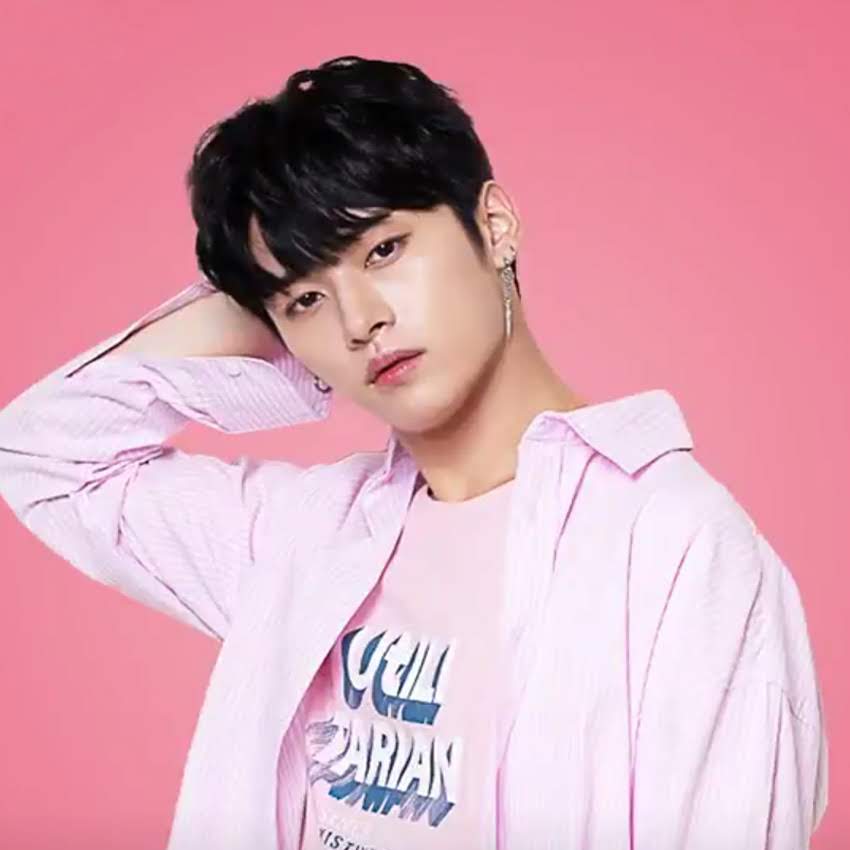 DKpoplayouts's tweet photo. #delamakpoplayouts #StrayKids #LEEKNOW #hyunjin #ChangBin Kpop Layout Stray Kids Matching 6 icons pink pantone LeeKnow Hyunjin Changbin 
© and rt if saved or used^^ [2/2] https://t.co/8LGJgDZ8iE