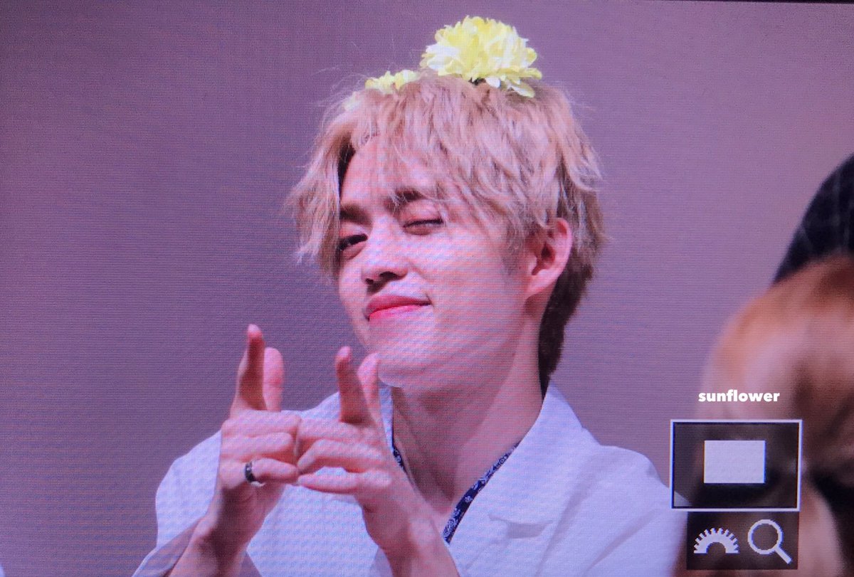 sunflower9588's tweet photo. 180722 팬사인회

#SEVENTEEN #SCOUPS 
#세븐틴 #에스쿱스 https://t.co/uJkNKmXRwR