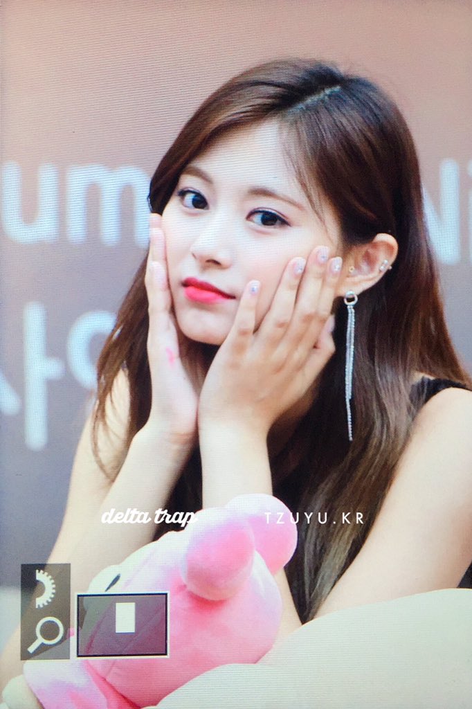 Dis4LjQUEAAd-yh.jpg:large