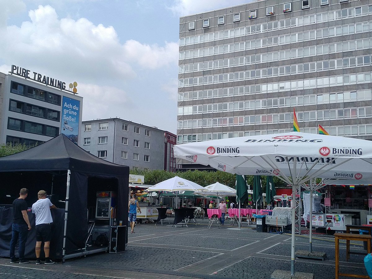 csdfrankfurt's tweet photo. Das muss heute aber noch voll werden!! #csdffm2018 #frankfurt #miinv #Konstablerwache https://t.co/NgD86Mx5GI