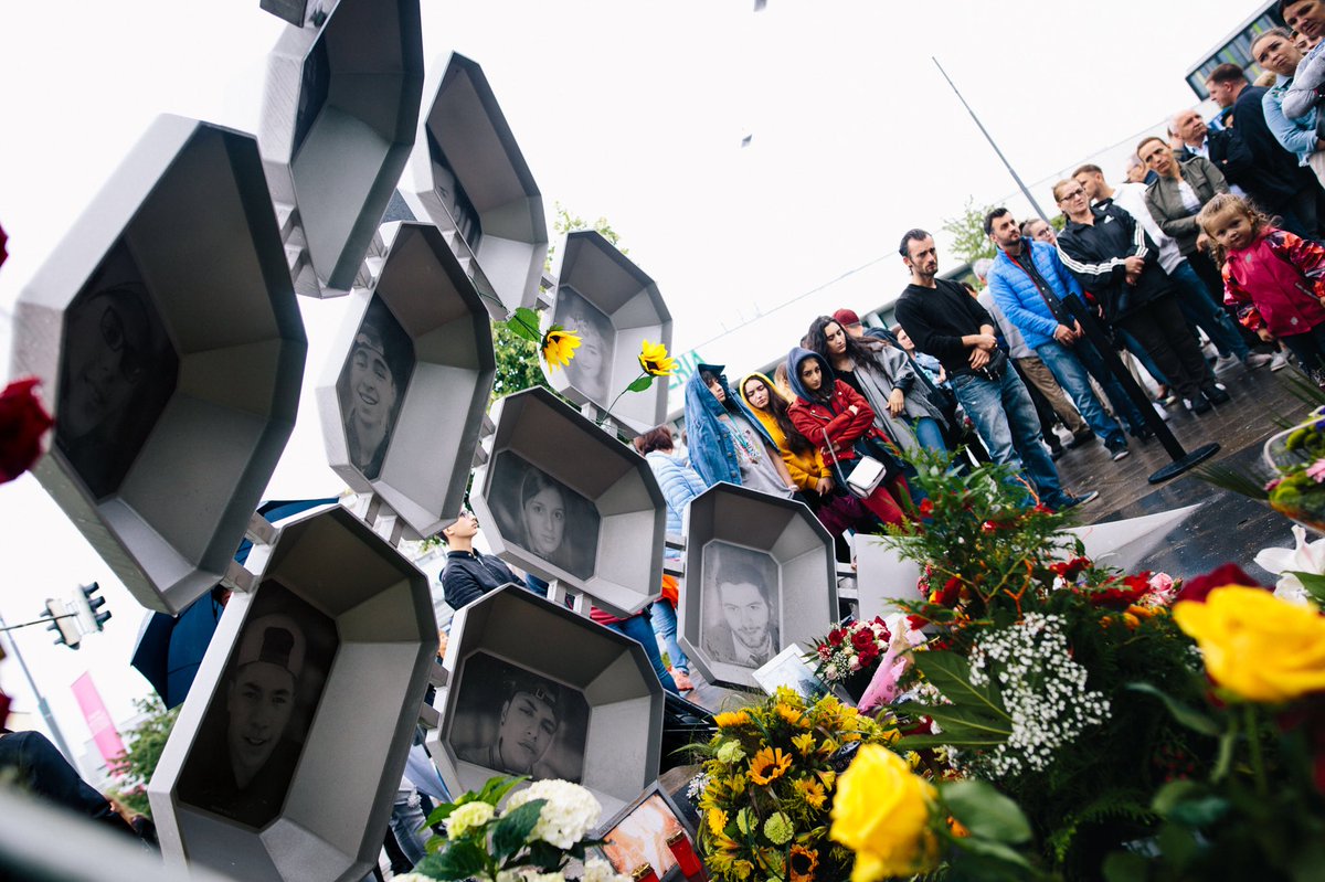 Trauerfeier für die Opfer des Attentats am #OEZ #München vor zwei Jahren 

Oberbürgermeister Dieter Reiter spricht zu Opfern, Angehörigen und Hinterbliebenen. In seiner Rede geht er explizit auf die rassistischen Motive des Täters ein und bezeichnet die Tat als „rechtsextrem“.