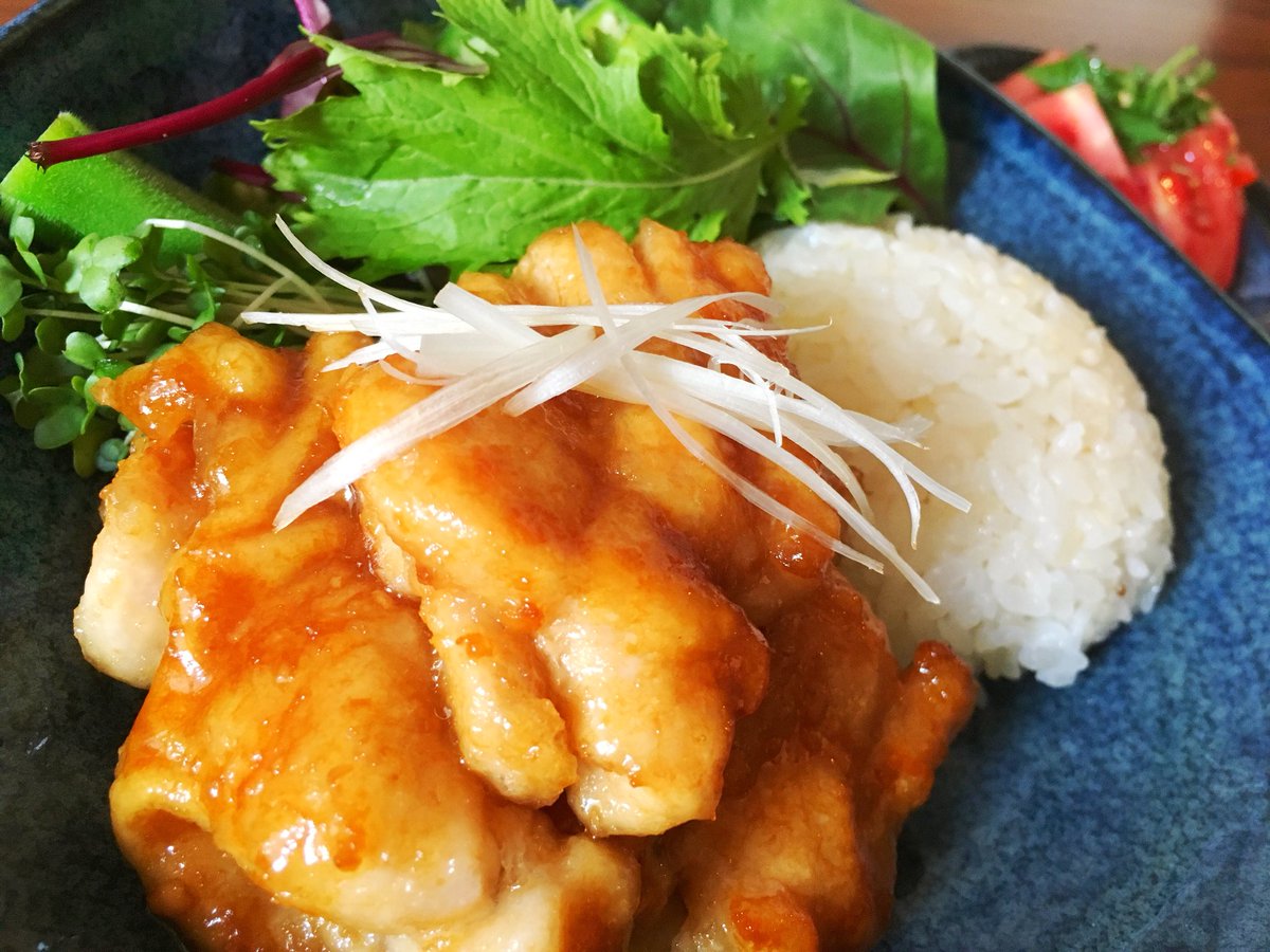 もちょこ 簡単 楽ウマレシピのご紹介 V Twitter 夕飯はジンジャーチキン丼 コストコで買ったさくらどりの胸肉で 片栗粉をしっかりまぶして揚げ焼きにしたので表面サクッとジューシーに トマトはごま油を垂らして塩と大葉でいただき っ 料理 自炊 1人