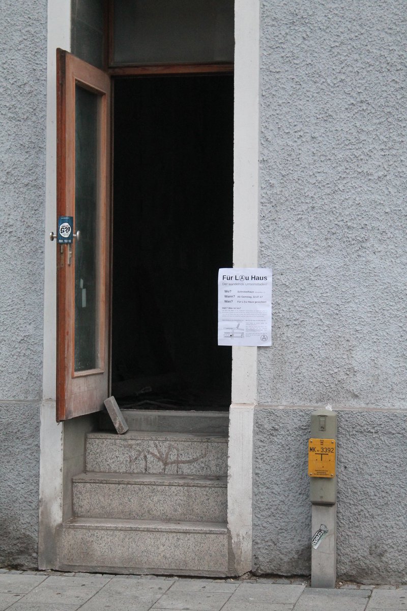 fuer_lau_haus's tweet photo. Heute vor einem Jahr habe ich das Schnitzelhaus im Münchner Westend besetzt und einen Umsonstladen darin eröffnet. Leider wurde ich schon wenige Stunden später von plündernden Bullen vertrieben. #squatmuc https://t.co/jWOnosSBgK