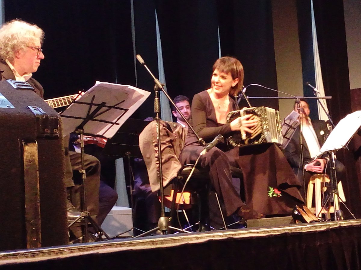 RicarTejerina's tweet photo. En el #Paramountango @carlaalgeri recibió la distinción del #InternationalArtCouncil por parte de @marceldancearg. @dievalen saludó vía web. https://t.co/vvFcfrIN3w