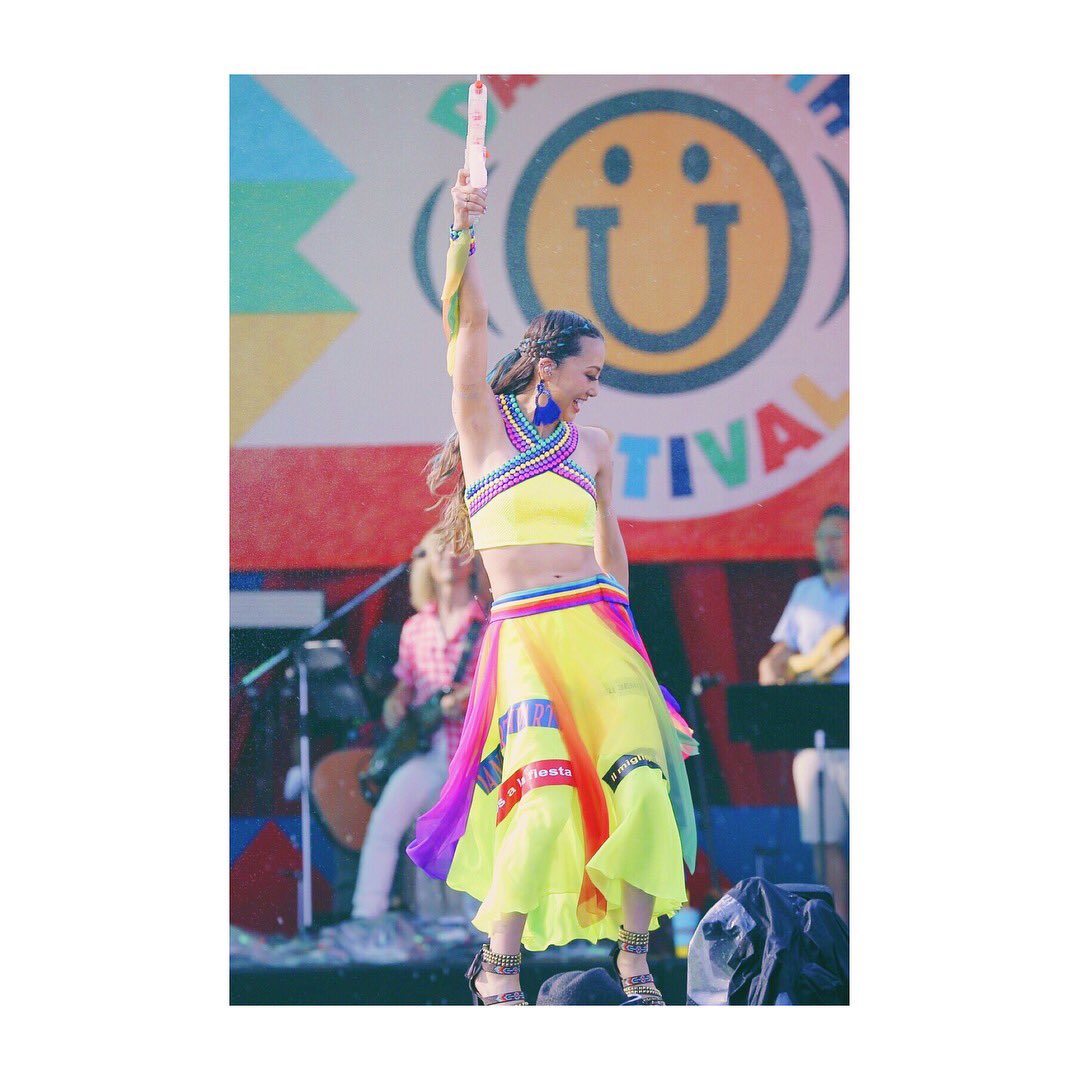 Shizuka198836's tweet photo. ✴︎✴︎✴︎
目と目を合わせて
声と声を交わして
全力で過ごす時間。
普段見せないような表情も
自分の知らない歌声も
みんなが引き出してくれる。
@ dance_earth_party_official
#DANCEEARTHPARTY
#DEP
#Dream_Shizuka
#DANCEEARTHFESTIVAL2018
#DEF18
#memory https://t.co/wrsSGLUpjT