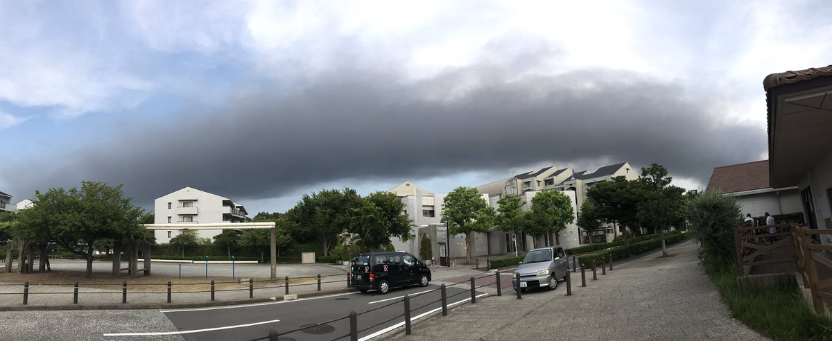 浅川義治 維新 神奈川1区 Pa Twitter 先程写真だけアップしたこの画像ですが 田浦の工場の火事の煙のようです 横浜市金沢区柴町から T Co Nzxogpwi6g 横須賀火事 田浦火事 柴町